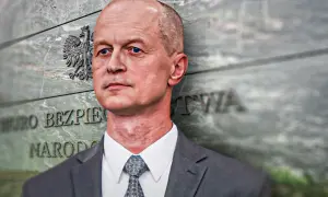Mężczyzna w garniturze przed budynkiem z godłem Polski. Czy to precedens co to za instytucja?