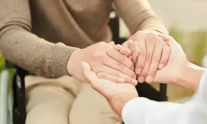 Mani che si stringono, un gesto d'amore e supporto per un figlio disabile.