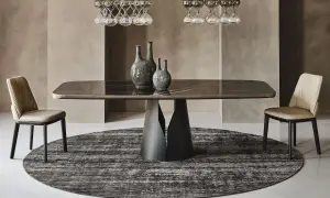 Tavolo rettangolare con base scultorea, due vasi decorativi e sedie eleganti. Ideale per chi cerca cosa mettere su un tavolo rettangolare.