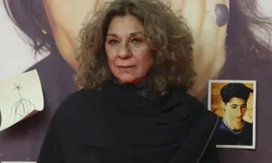 Lolita Flores, con su melena rizada y un chal negro, posa ante un cartel. ¿Qué edad tiene Lolita Flores?