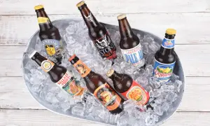 Secchio di birre in ghiaccio, tra cui una Stone IPA Pale Ale, Lagunitas Pale Ale e Ballast Point Sculpin.
