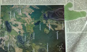 Mapa z zaznaczonym jeziorem Dominickim, kanałami i innymi jeziorami. Widać kontury dna, sugerujące obecność ryb.