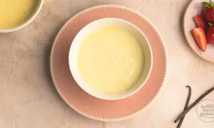 Cremiger Vanillepudding, perfekt zum Pudding selber machen. Dazu frische Erdbeeren und Vanilleschoten.