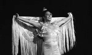 Lola Flores, con su mantón de flecos, actuando con pasión. Murió a los 72 años.