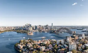 Widok na Sydney z Operą i mostem Harbour Bridge. Marzysz o podróży? Sprawdź, ile kosztuje wycieczka do Australii!