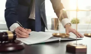 Ile zarabia radca prawny? Zaskakujące różnice w wynagrodzeniach