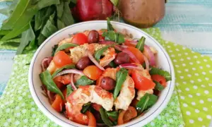 Insalata fresca con gamberi succulenti, pomodorini, olive e cipolla rossa. Un'esplosione di sapori mediterranei, perfetta come catalana di gamberi estiva.