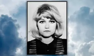 Vesna Vulović, en ung kvinna med blont hår och markerad makeup, blickar mot betraktaren.