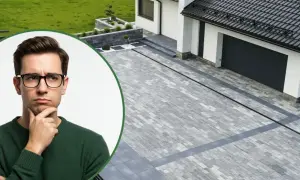 Zastanawiasz się, jaka kostka na podjazd 6 czy 8? Elegancki podjazd przed nowoczesnym domem z szarej kostki.
