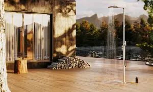Doccia in giardino senza scarico, un'oasi di relax con vista lago e montagne. L'acqua scende su un deck in legno, creando un'atmosfera serena.