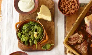 Eine **spanische Tapas Liste** mit gebratenen Pimientos, Mandeln, Käse und einem Braten.