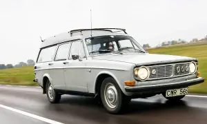 Grå Volvo 145 Express med takräcke kör på en väg.