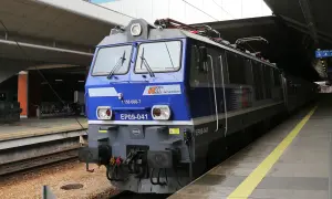 Niebieski pociąg PKP Intercity EP09-041 stoi na peronie 4, gotowy do odjazdu.