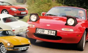 En samling klassiska sportbilar: en röd Mazda Miata med pop-up-strålkastare, en gul Datsun 240Z, en vit Volvo P1800 och en röd Mercedes-Benz SLK.