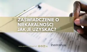 Zaświadczenie o niekaralności gdzie uzyskać? Dłoń z długopisem nad dokumentem.