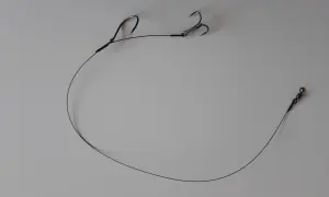 Ein Deadbait-Montage mit zwei Drillingen und einem Wirbel, bereit für den Ansitz auf Raubfisch.
