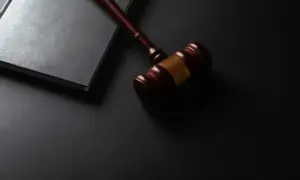 Marteau de juge sur un livre noir, symbolisant le vol et l'escroquerie en droit pénal.