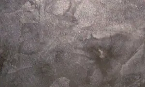 Szara ściana z efektem betonu. Dowiedz się, jak pomalować tynk strukturalny, by uzyskać taki wygląd.