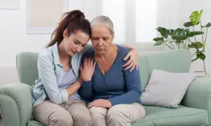 Giovane donna conforta madre anziana, un abbraccio di sostegno per il permesso per lutto suocero.