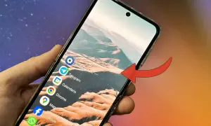 Mano sujetando un teléfono con un launcher Android, mostrando iconos de apps como Telegram, Calendario, Chrome, Maps, Facebook y WhatsApp.