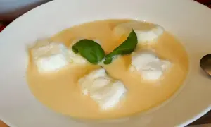 Delikatna zupa nic z puszystymi chmurkami białka i listkiem bazylii. Idealna na lekki posiłek.