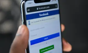 Ekran logowania Facebooka na telefonie. Szukasz odpowiedzi, jak odzyskać konto na FB bez maila i telefonu?