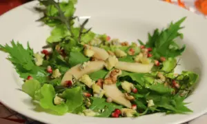 Ein köstlicher Rucola Salat mit Birne, Blauschimmelkäse und Granatapfelkernen. Perfekt für ein leichtes Mittagessen oder als Beilage.