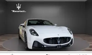 Białe Maserati w salonie, gotowe do jazdy. Sprawdź aktualną maserati cena i wybierz swój wymarzony model.