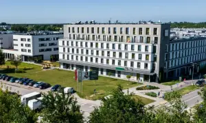Nowoczesny waw airport hotel z parkingiem i zielonym otoczeniem.