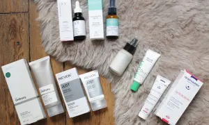 Collection de soins pour la peau : sérums et crèmes contenant de l'acide salicylique et de l'acide azélaïque.