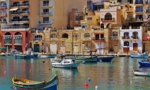 Malta: kolorowy port z łodziami i kamiennymi budynkami. Czy na Maltę potrzebny paszport? Tak, jeśli nie jesteś obywatelem UE.