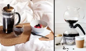 Frukost på sängen med kaffe bryggt på två olika sätt: fransk press och sifon. Lär dig hur brygger man kaffe för en perfekt start på dagen.