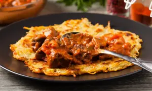 Gulasz do placka po węgiersku, bogaty i aromatyczny, podany na chrupiącym placku ziemniaczanym.
