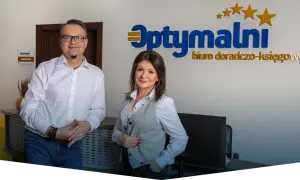 Para doradców podatkowych z Rzeszowa, stojących przed biurem "Optymalni".