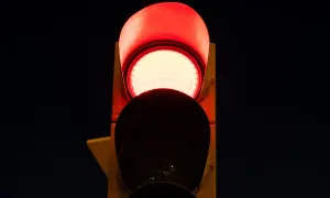 Un semáforo con la luz roja encendida. ¿Qué significan unas luces rojas intermitentes? ¡Alto!