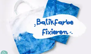 Blauer Batik-Stoffbeutel und T-Shirt. Text: "Batikfarbe fixieren".