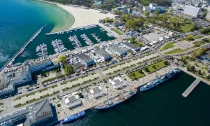Gdynia co zobaczyć: malownicza plaża, pełny jachtów port, statki i miejska panorama. Idealne miejsce na spacer i podziwianie widoków.