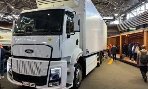 Camion Ford F-Line blanc, une marque de camion Europe, exposé dans un salon. Il est prêt pour le transport frigorifique.