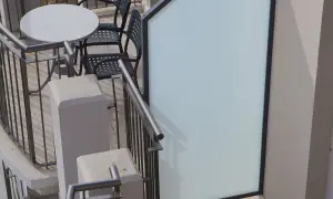 Jak skutecznie odgrodzić się od sąsiadów na balkonie w bloku