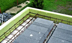 Zbrojenie wieńca w narożu, przygotowane do zalania betonem. Stalowe pręty tworzą solidną konstrukcję.