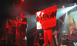 Koncert z instrumentami dętymi i banerem "PROJEKCJA KULTU PAZERMIKOWA". Koniec tekst.