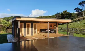 Modern casa con porche de madera y zona de estar exterior. Las medidas del porche de la casa son ideales para disfrutar del paisaje.
