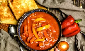 Herzhaftes Letscho Rezept Original mit Paprika, Zwiebeln und Toastbrot. Ein Klassiker, der immer schmeckt.