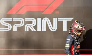 Piloto de F1 con casco decorado, frente al logo de "SPRINT" de la Fórmula 1.