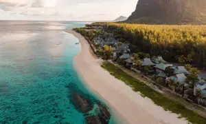 Traumhafte Küste mit türkisfarbenem Wasser und luxuriösen Villen. Selbst in der Regenzeit Mauritius bietet diese Aussicht pure Entspannung.