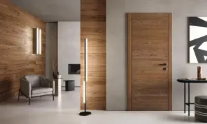 Porta listellare in legno con finitura naturale, che dona un senso di calore e modernità all'ambiente.