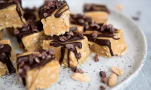 Små bitar av nyttigt godis recept, toppade med choklad och kakaonibs. Perfekt för den sötsugne!