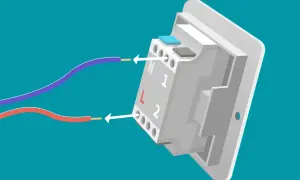 Anleitung zum Gira Lichtschalter ausbauen: Kabel (blau/violett und rot) werden in Klemmen (N, 1, L, 2) gesteckt.