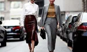 Eleganckie stylizacje, które zainspirują, jak się ubrać na obronę pracy magisterskiej. Jedna w skórzanej spódnicy, druga w garniturze.