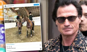 Petter Stordalen med sin fru rider hästar i ett stall.